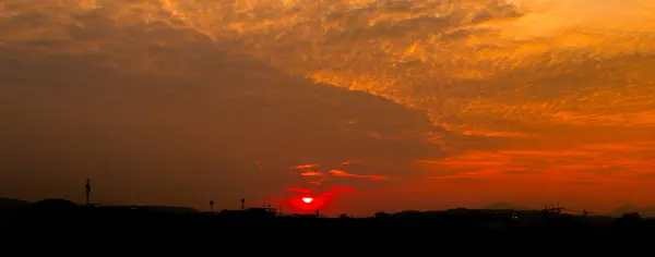 Панорамный Вид Закат Небе Красивые Красочные Пейзажи Силуэта Города Сельской — стоковое фото