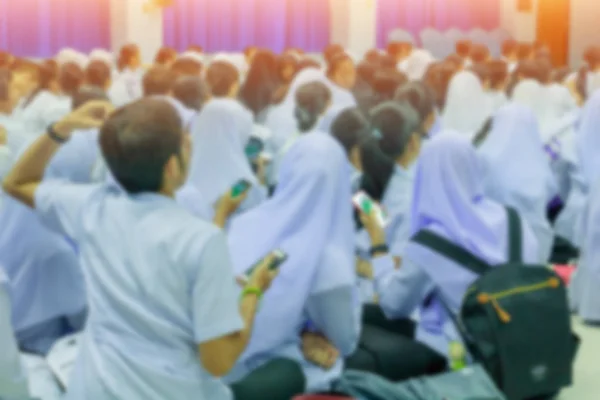 Unscharfe Studenten sitzen auf dem Boden im Besprechungsraum Rückansicht — Stockfoto