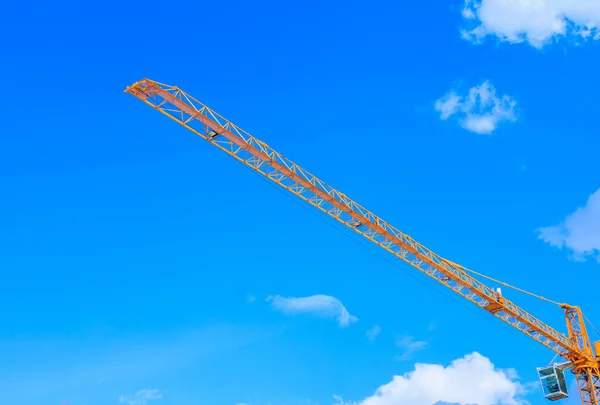 Grúa torre en la obra de construcción en el fondo del cielo — Foto de Stock