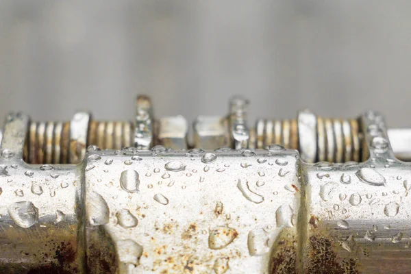 Gotas de agua en el fondo de aluminio viejo tubo de acero metálico —  Fotos de Stock