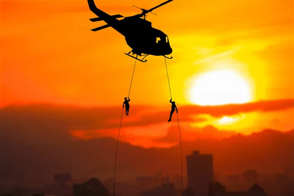 Silhouette Soldiers приєдналися до атаки з вертольота — стокове фото