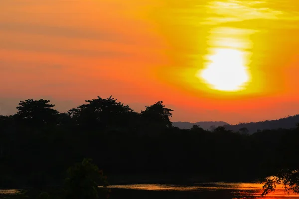 Pôr do sol no céu bela paisagem colorida e árvore de silhueta — Fotografia de Stock