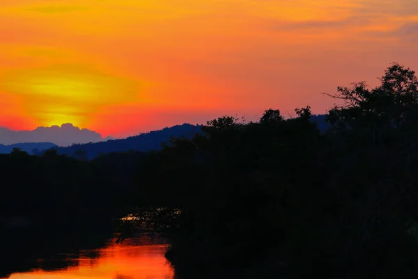 Puesta de sol en el cielo hermoso paisaje colorido y árbol de silueta — Foto de Stock