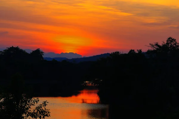 Pôr do sol no céu bela paisagem colorida e árvore de silhueta — Fotografia de Stock