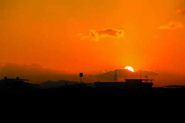 Solnedgången vackra färgstarka landskap blå himmel kvällen — Stockfoto