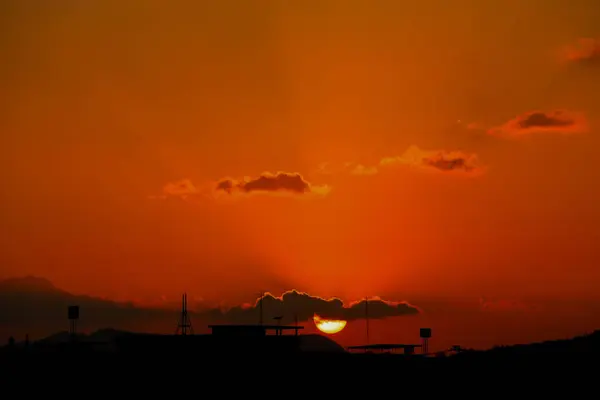 Solnedgången vackra färgstarka landskap blå himmel kvällen — Stockfoto