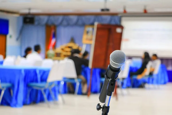 Microfone sem fio em uma conferência seminário sala de reunião — Fotografia de Stock