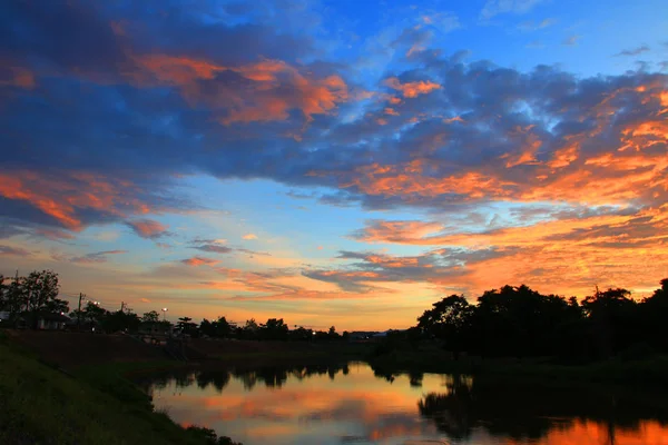 Pôr do sol no céu bela paisagem colorida silhueta árvore — Fotografia de Stock