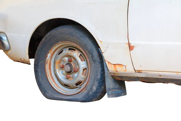 Beyaz arka plan üzerinde izole tekerlek lastiği aracın eski — Stok fotoğraf