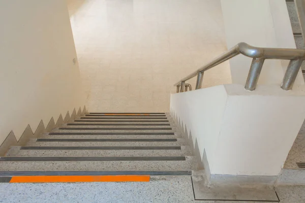 Weg naar beneden de trap terrazzo vloeren — Stockfoto