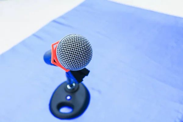 Microphone wireless on a stand in interior meeting room seminar — Stock Photo, Image