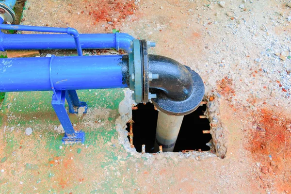Új javítási vízvezeték cső a lyuk cement emelet — Stock Fotó