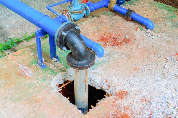 Új javítási vízvezeték cső a lyuk cement emelet — Stock Fotó