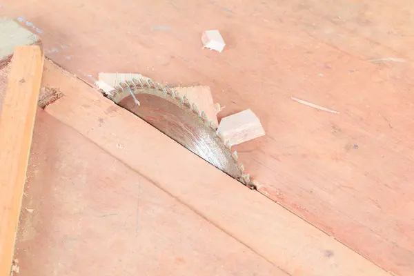 Daire testere ile kopya alanı tabloda odun kesmek metin ekleme — Stok fotoğraf
