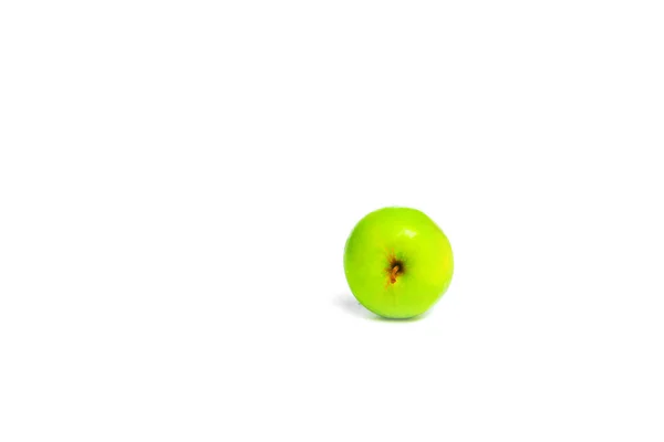 Verde manzana y goteo de agua sobre fondo blanco — Foto de Stock