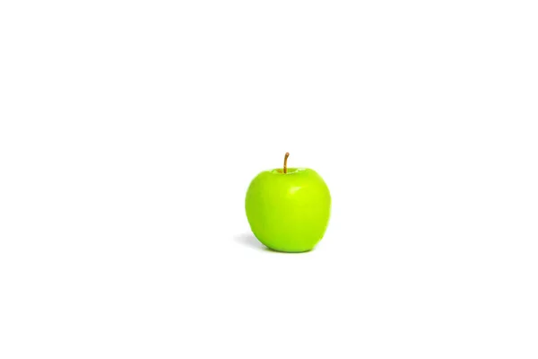 Яблоко зеленый и вода капает на белом фоне — стоковое фото