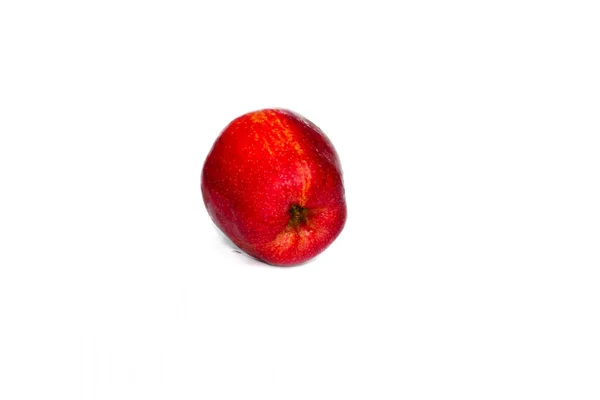 Manzana roja y goteo de agua sobre fondo blanco —  Fotos de Stock