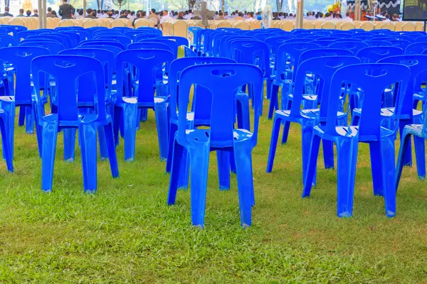 Fila di sedie blu di plastica sul prato preparare riunione di lavoro — Foto Stock