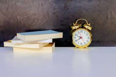 beyaz üzerinde çalar saat eski Vintage Altın ve kitap 