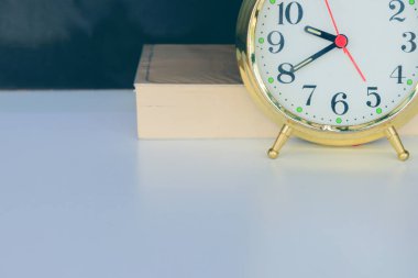 beyaz üzerinde çalar saat eski Vintage Altın ve kitap 