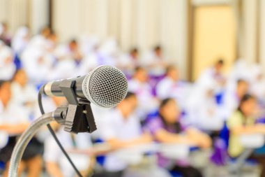 Konferansta masada mikrofon standı yakın 