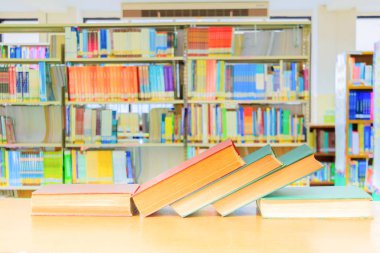 eski kitap kırmızı - yeşil. ve tez okul kütüphanesinde ahşap üzerinde yığın