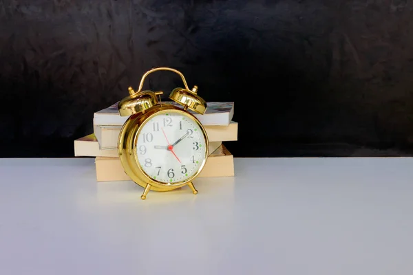 Beyaz üzerinde çalar saat eski Vintage Altın ve kitap — Stok fotoğraf