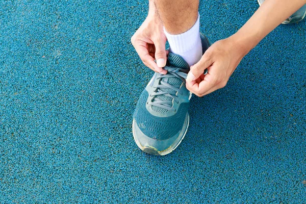 젊은 남성 러너 러너 운동에서 오래 된 구두 끈을 묶는 — 스톡 사진