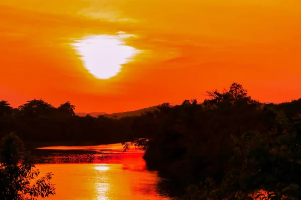 Pôr do sol bela paisagem colorida e árvore silhueta — Fotografia de Stock