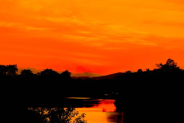 Pôr do sol bela paisagem colorida e árvore silhueta — Fotografia de Stock