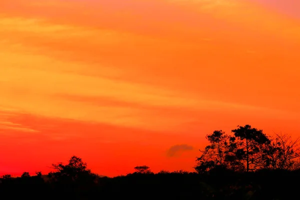 Ηλιοβασίλεμα όμορφο πολύχρωμο τοπίο στο γαλάζιο του ουρανού βράδυ φύση — Φωτογραφία Αρχείου