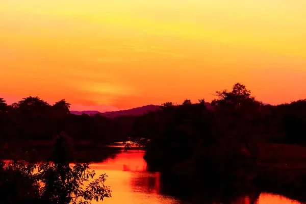 Solnedgången vackra färgstarka landskap och siluett träd — Stockfoto
