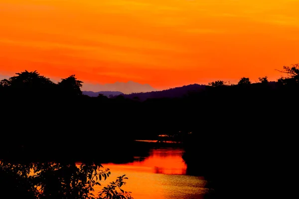 Закат красивый красочный пейзаж и силуэт дерева — стоковое фото