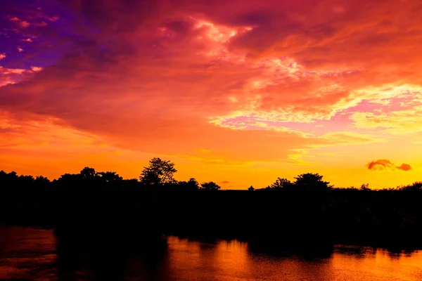 Solnedgången vackra färgstarka landskap och siluett träd — Stockfoto