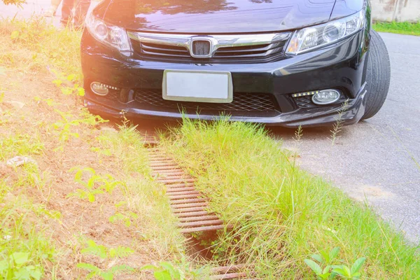 Accidente coche caída zanja en el camino —  Fotos de Stock