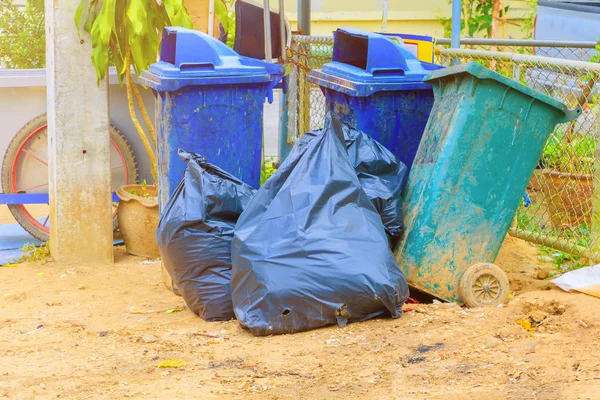 Pilha de plástico saco de lixo preto e quatro lixeira beira de estrada suja — Fotografia de Stock