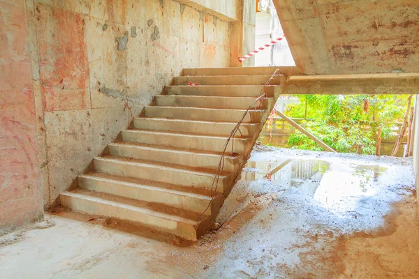 Escada de cimento interior edifício canteiro de obras no desenvolvimento de habitação — Fotografia de Stock