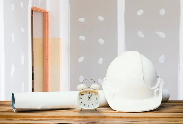 Casco de seguridad blanco de plástico, rollo de papel plan plan de despertador tiempo reloj despertador —  Fotos de Stock