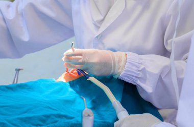 diş hekimi hastalar diş sandalye ve parlak ışık incelenmesi