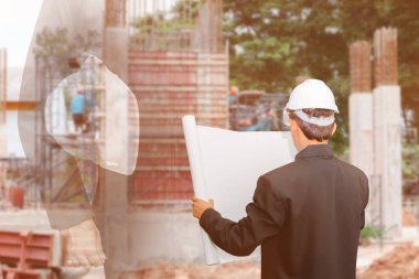 iş adamı tutun kağıt mühendislik blueprint onay bina 