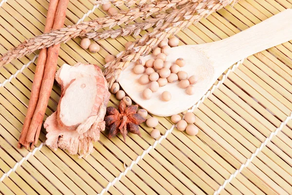 Soia su cucchiaio con spezie su bambù di legno — Foto Stock