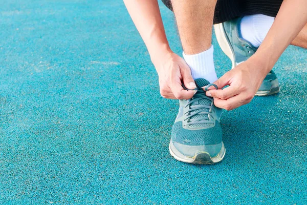 젊은 남성 러너 러너 운동에서 오래 된 구두 끈을 묶는 — 스톡 사진