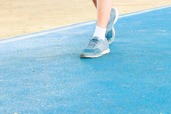Correr pies macho en corredor jogging ejercicio con zapatos viejos —  Fotos de Stock