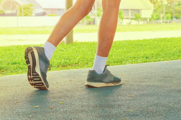 Pieds de course mâle dans l'exercice de jogging coureur avec de vieilles chaussures — Photo
