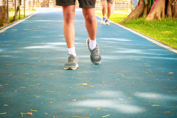 Uruchomione metrów mężczyzn w biegacza jogging ćwiczenia z stare buty dla zdrowia stracić wagi bagażu na gumy utwór — Zdjęcie stockowe