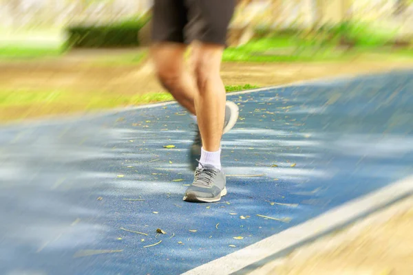 Pieds de course mâle dans l'exercice de jogging coureur avec de vieilles chaussures — Photo