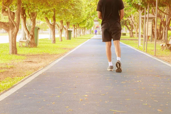 Muž v runner běhání cvičení s staré boty pro zdraví nohy ztratit koncept počtu zavazadel na stopu gumy — Stock fotografie