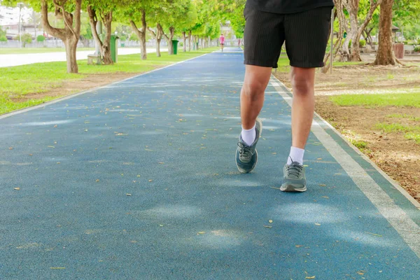 Pieds de course mâle dans l'exercice de jogging coureur avec de vieilles chaussures pour la santé perdre du poids concept sur la piste en caoutchouc — Photo