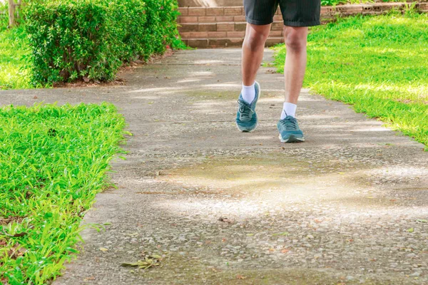 Courir pieds mâle dans coureur jogging exercice avec de vieilles chaussures pour la santé perdre du poids concept — Photo