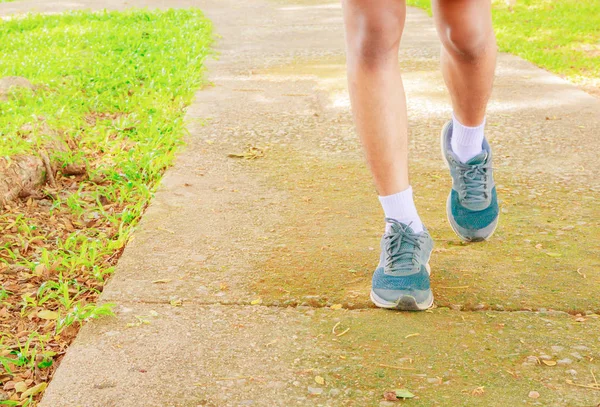 Correr pies macho en corredor jogging ejercicio con zapatos viejos —  Fotos de Stock